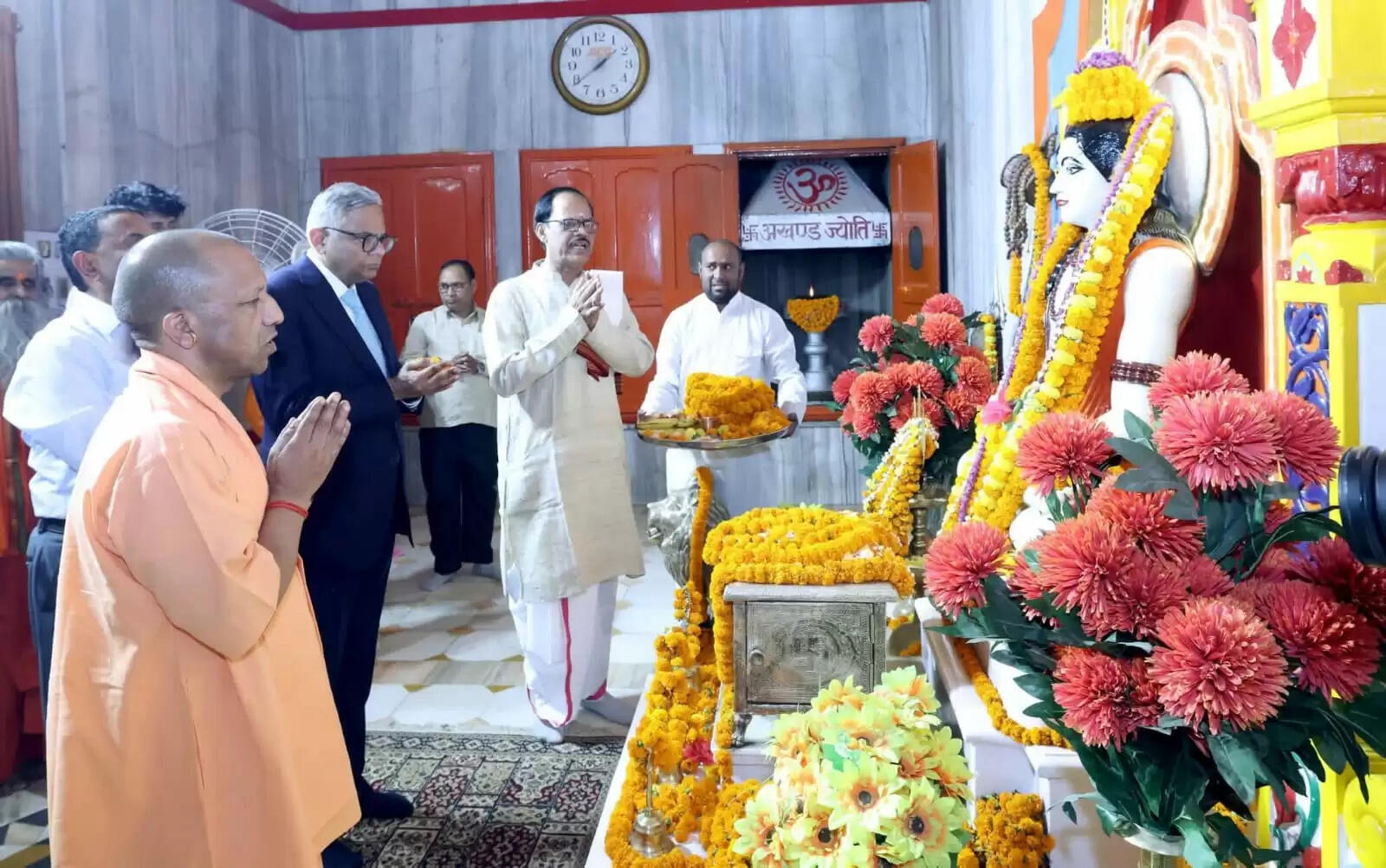 गोरखपुर में अध्यात्म और उद्योग का संगम, टाटा संस के चेयरमैन ने किए गुरु गोरखनाथ के दर्शन