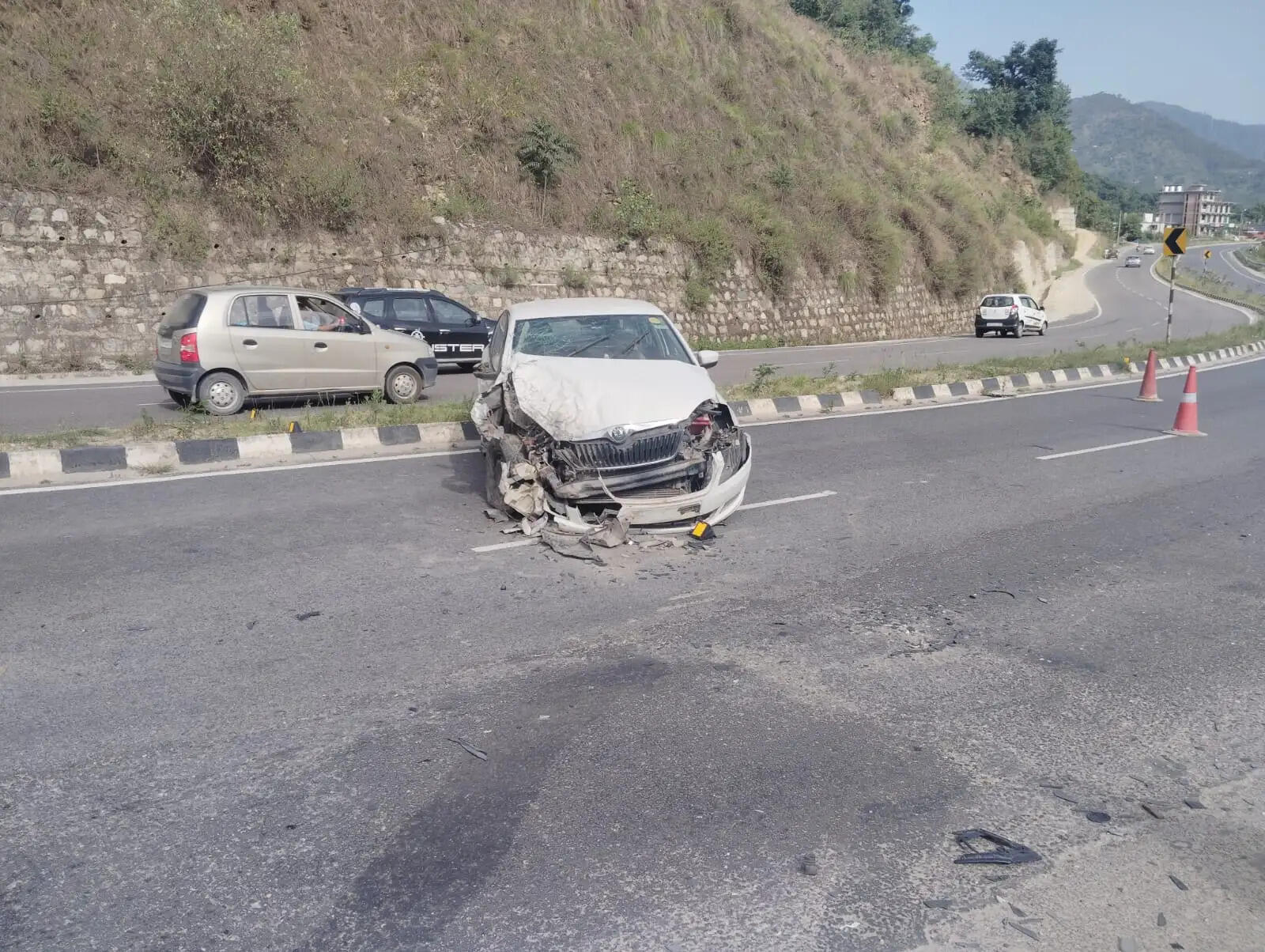मंडी : फोरलेन पर कार और टैंपो ट्रैवलर की टक्कर, महाराष्ट्र के पर्यटकों समेत 7 घायल