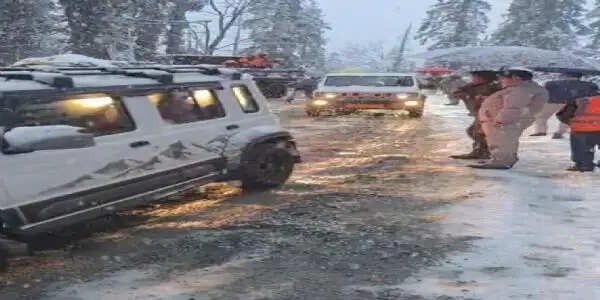 अटल टनल में भारी बर्फबारी, पांच हजार पर्यटक सुरक्षित निकाले , सोलंगनाला से आगे आवाजाही पर रोक