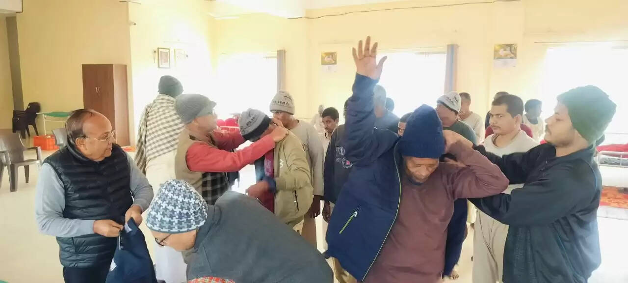 सद्गुरु कृपा अपना घर में जरूरतमंदों में जैकेट का वितरण