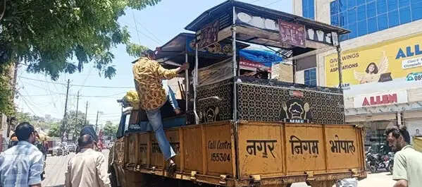 बिट्टन मार्केट दशहरा मैदान में निगम की बड़ी कार्रवाई, तीन ट्रक अतिक्रमण सामग्री जब्त