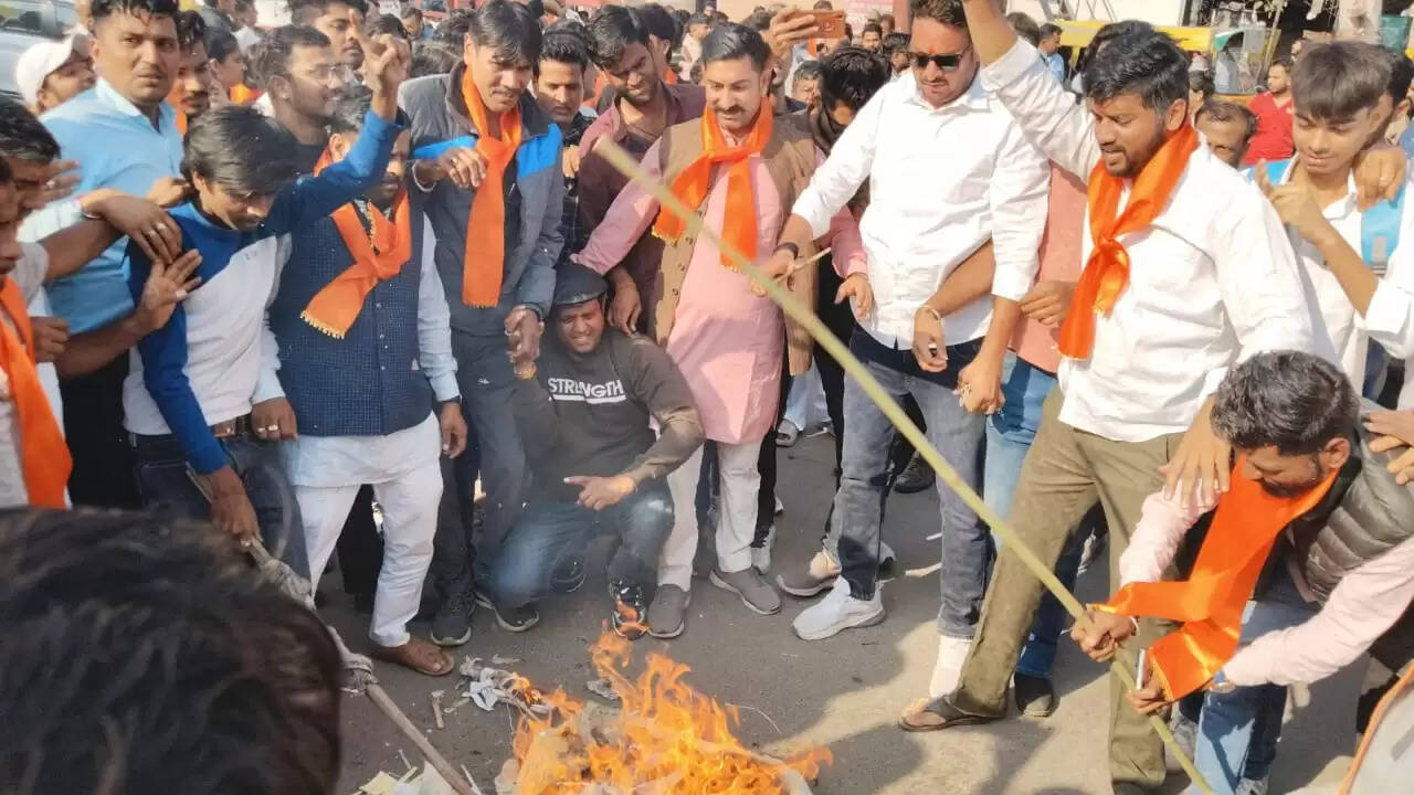 बांग्लादेश में दीपू चंद्रदास की निर्मम हत्या के खिलाफ प्रदर्शन