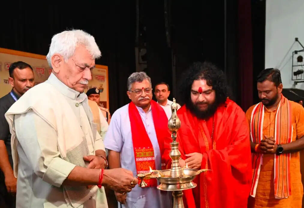 जम्मू-कश्मीर की पवित्र बूढ़ा अमरनाथ यात्रा शुरू, कड़ी सुरक्षा के बीच जत्था रवाना, एलजी सिन्हा ने दिखाई झंडी