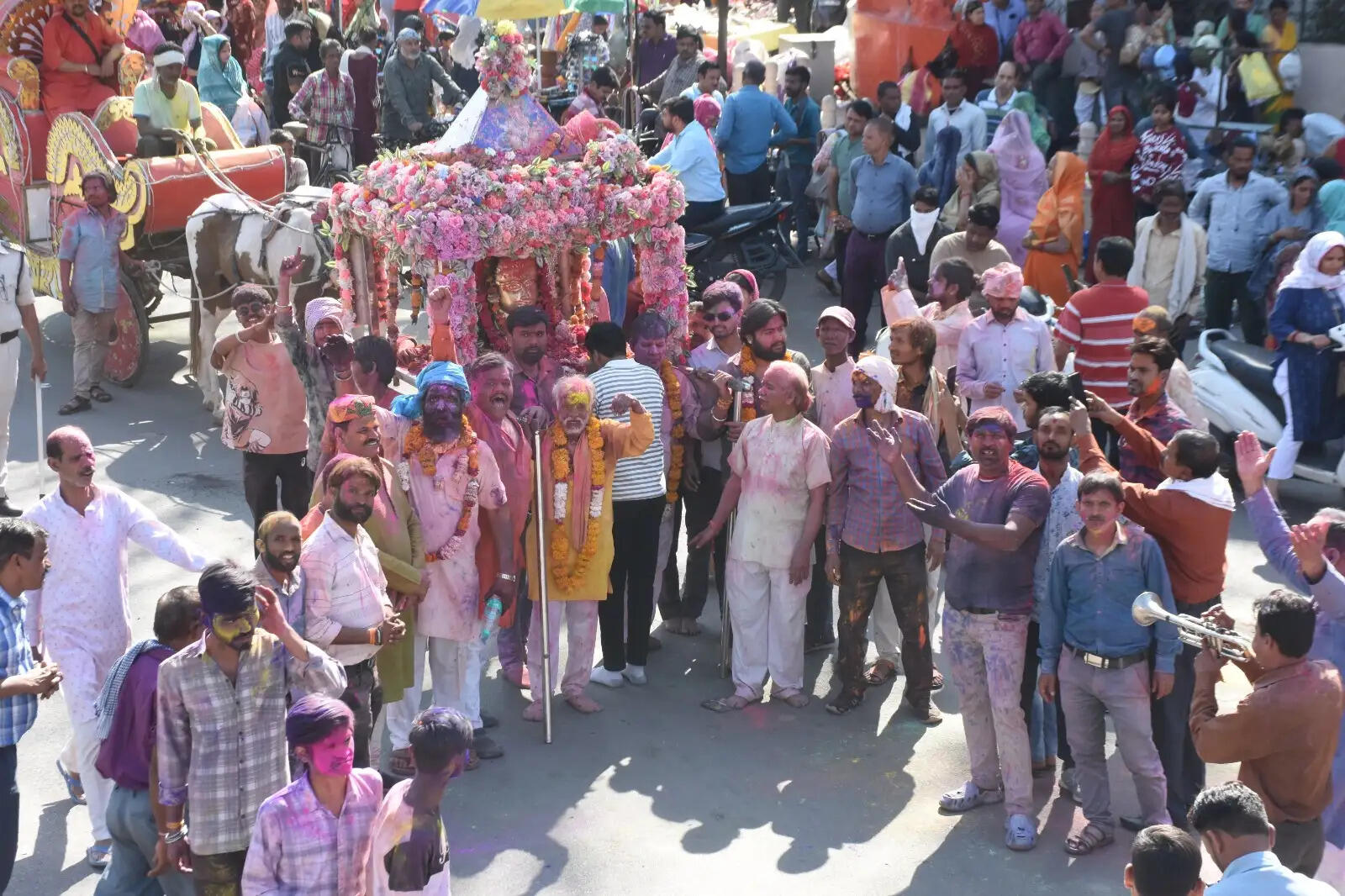 ग्वालियर: रंगपंचमी पर बाबा अचलनाथ ने भक्तों के साथ खेली होली, खूब उड़ाया गुलाल