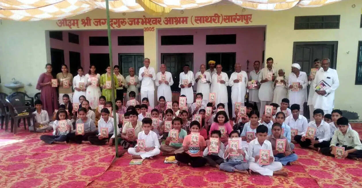 हिसार : सारंगपुर में बिश्नोई समाज संस्कार परीक्षा आयोजित, 15 परीक्षार्थियों ने हासिल किए शत-प्रतिशत अंक