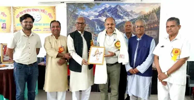 हिन्दी समारोह में साहित्यकारों और मेधावी विद्यार्थियों का सम्मान