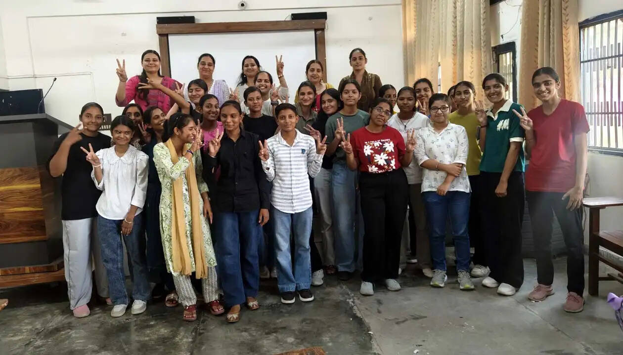 हिसार : छात्राओं के आत्मविश्वास और मंचीय अभिव्यक्ति को मजबूत करती भाषण प्रतियोगिता : सतीश सिंगला