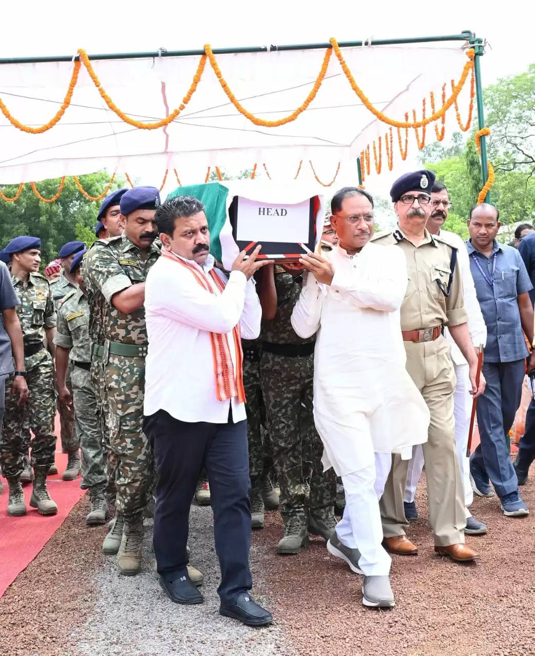 (अपडेट) मुख्यमंत्री और उप मुख्यमंत्री ने शहीद जवान के पार्थिव शरीर को कांधा देकर गृहग्राम के लिए किया रवाना