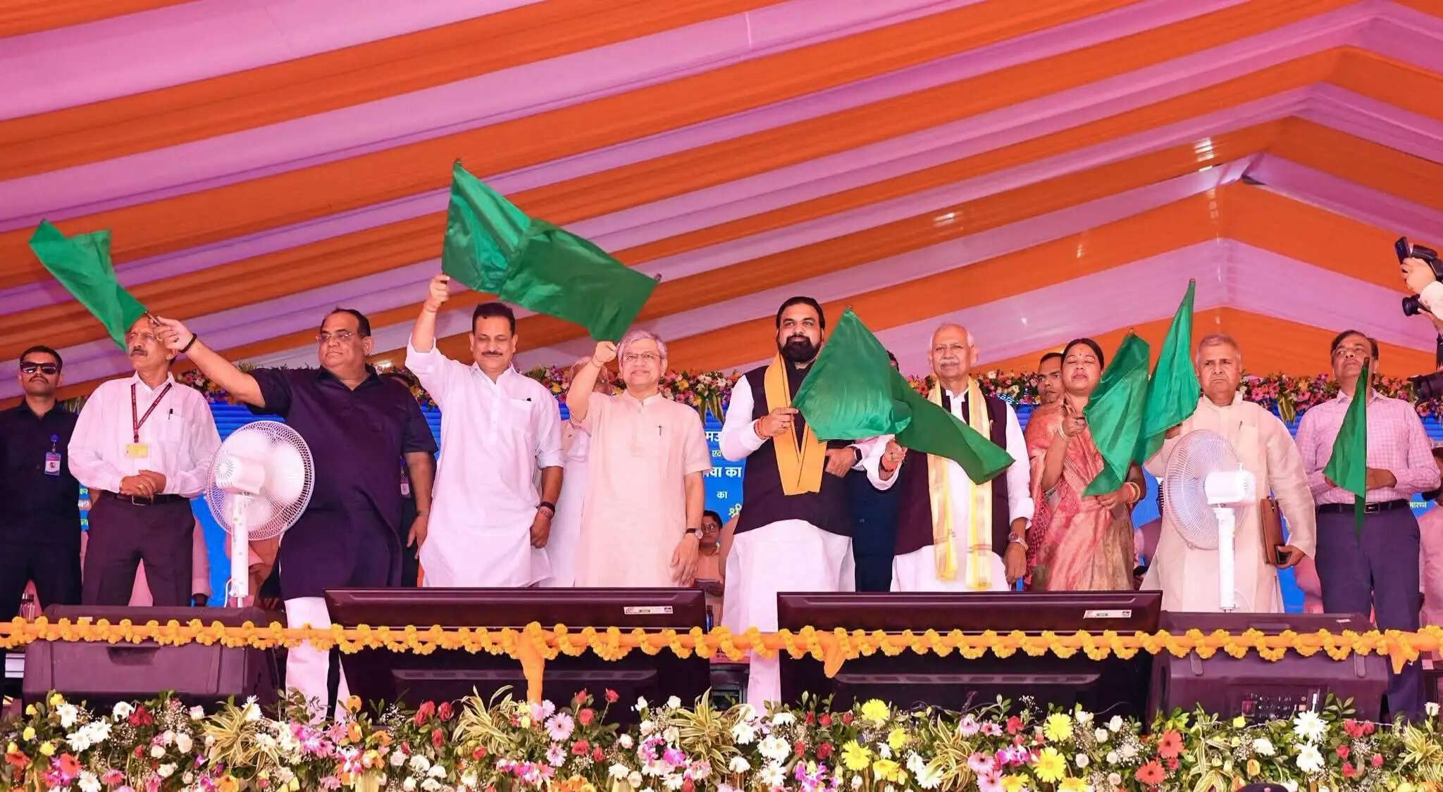 रेल मंत्री ने छपरा-आनंद विहार सुपरफास्ट एक्सप्रेस को दिखाई हरी झंडी, बिहार में बुलेट ट्रेन लाने की घोषणा
