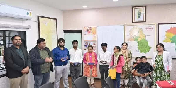 कलेक्टर ने छह दिव्यांग विद्यार्थियों को दिए स्मार्टफोन और ब्लूटूथ कीबोर्ड