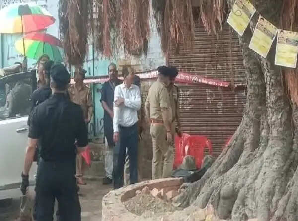 लखनऊ का तिहरा हत्याकांड : पुलिस महानिदेशक ने पीड़ित परिवार से की मुलाकात, आरोपितों पर होगी कड़ी कार्रवाई