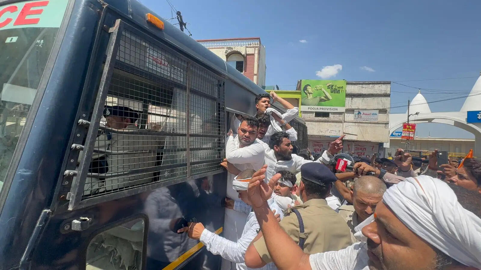 नीट परीक्षा विवाद को लेकर मैहर में युवक कांग्रेस का प्रदर्शन, कई कार्यकर्ता हिरासत में