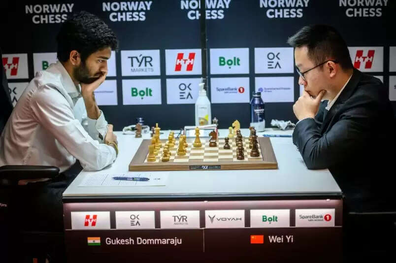 नॉर्वे शतरंज 2025: कार्लसन अंतिम राउंड से पहले बढ़त पर, गुकेश ने किया दबाव तेज