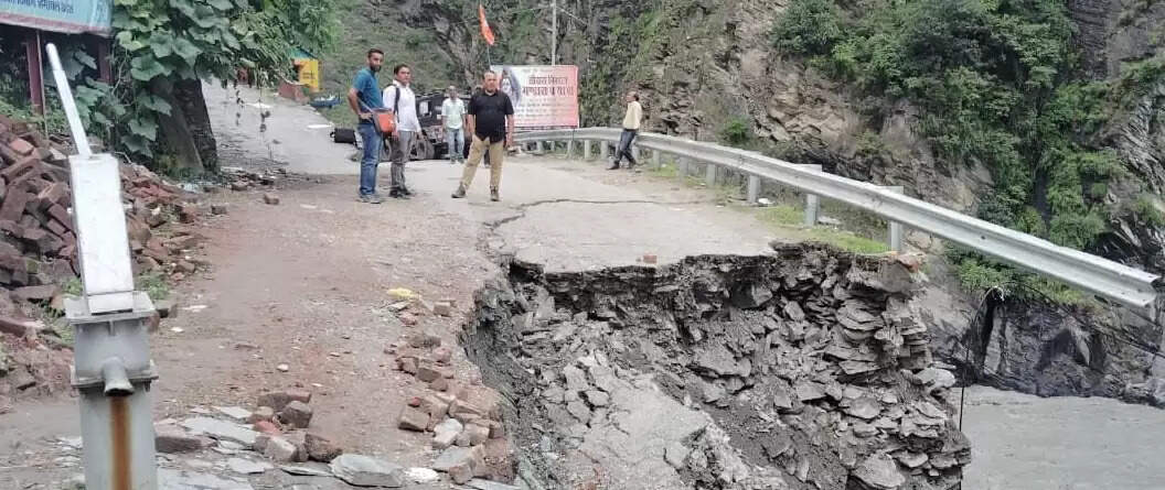 भारी बारिश से हिमाचल बेहाल, सड़कें ठप, खतरे से ऊपर पौंग बांध का जलस्तर, ऑरेंज अलर्ट