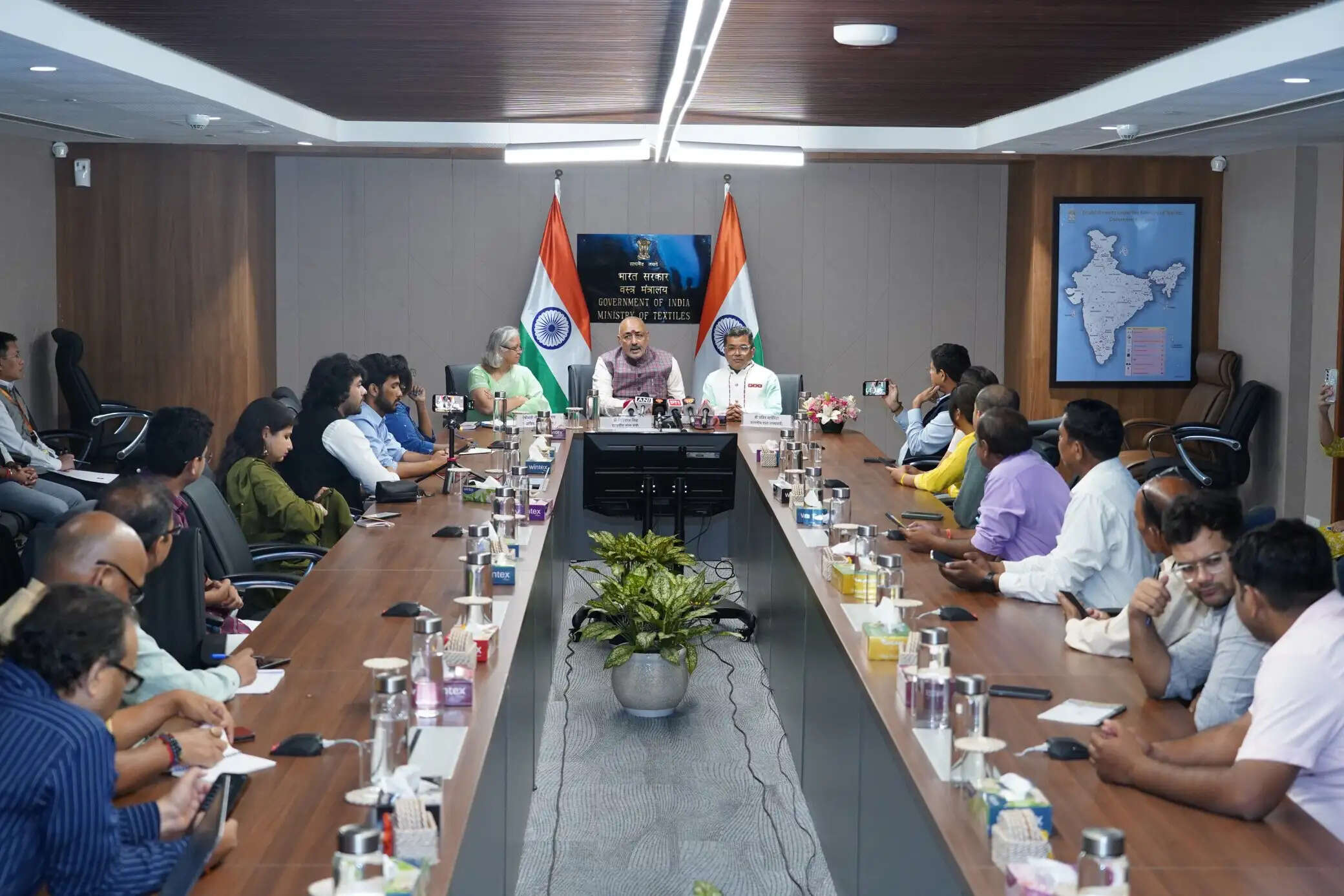 वस्त्र क्षेत्र में अगले तीन वर्षों में लगभग दो करोड़ अतिरिक्त रोजगार सृजित करने की उम्मीद: गिरिराज सिंह