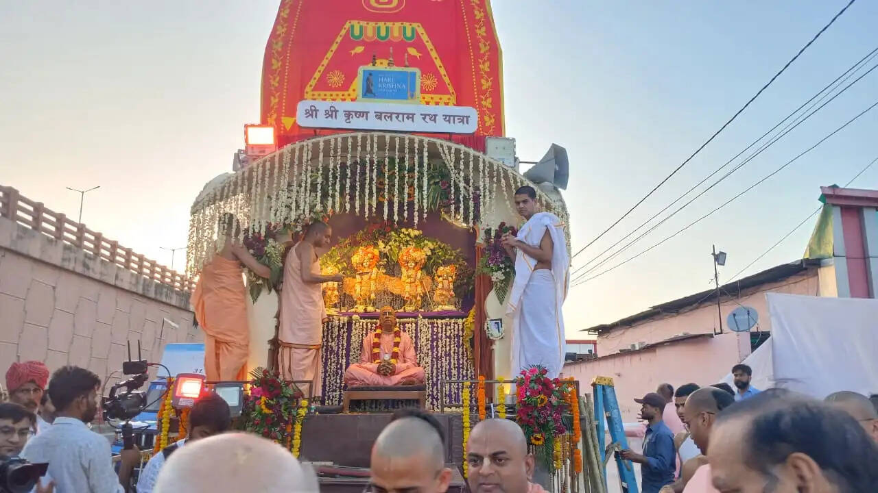 गुप्त वृन्दावन धाम पाटोत्सव में मोगरे के फूलों से सजा दिव्य रथ