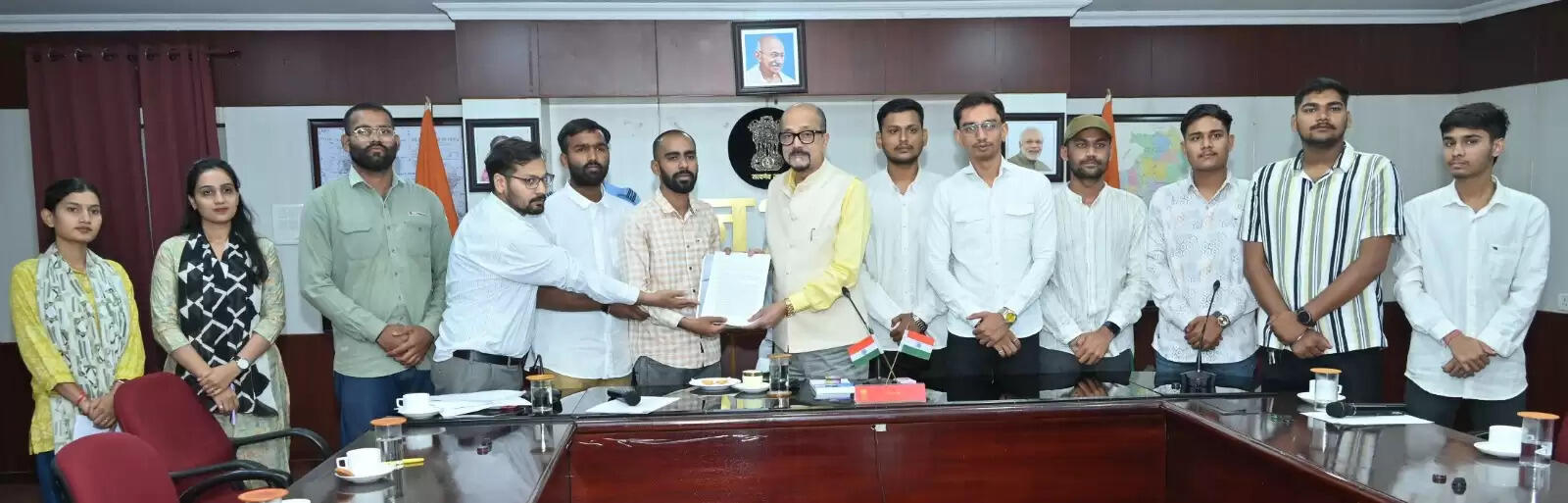 राज्यपाल से अटल बिहारी वाजपेयी विश्वविद्यालय के विद्यार्थियों ने की मुलाकात