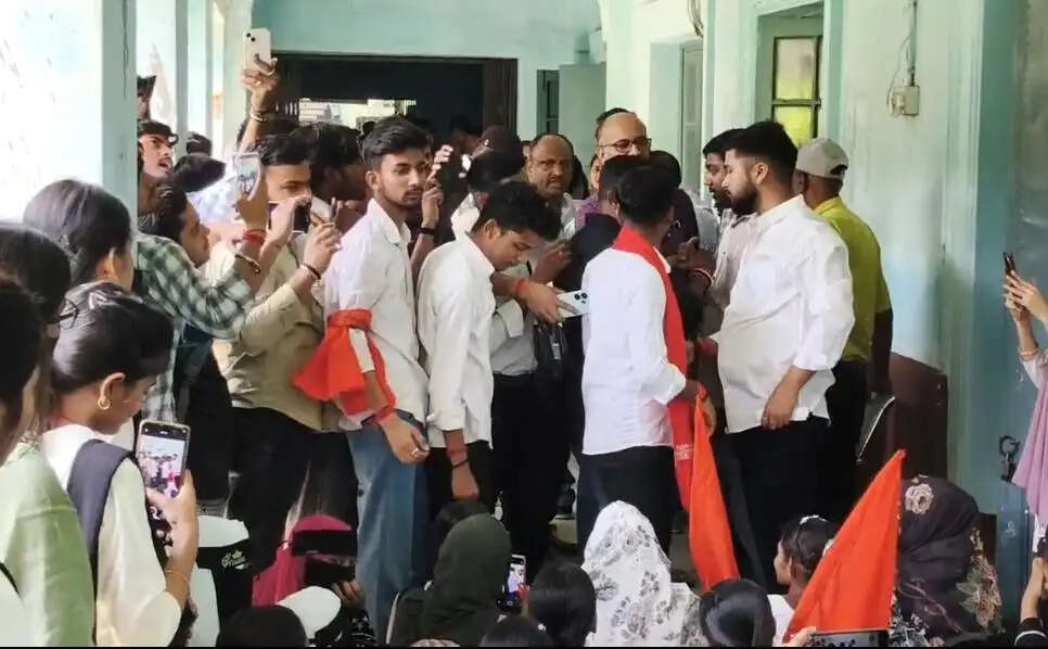 नामांकन शुल्क माफी को लेकर एबीवीपी का प्रदर्शन