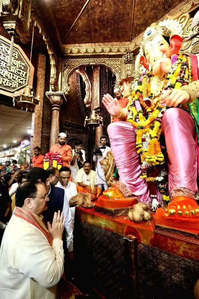 भाजपा के राष्ट्रीय अध्यक्ष जेपी नड्डा ने मुंबई में की भगवान गणेश की पूजा-अर्चना