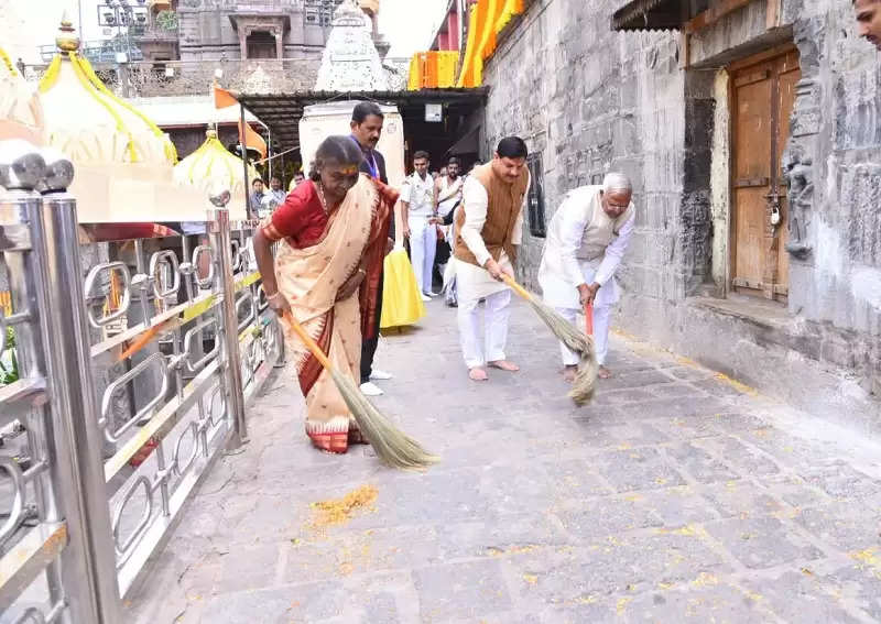 राष्ट्रपति मुर्मू ने भगवान महाकाल के दर्शन कर पूजन-अभिषेक किया, नंदी हॉल में लगाया ध्यान