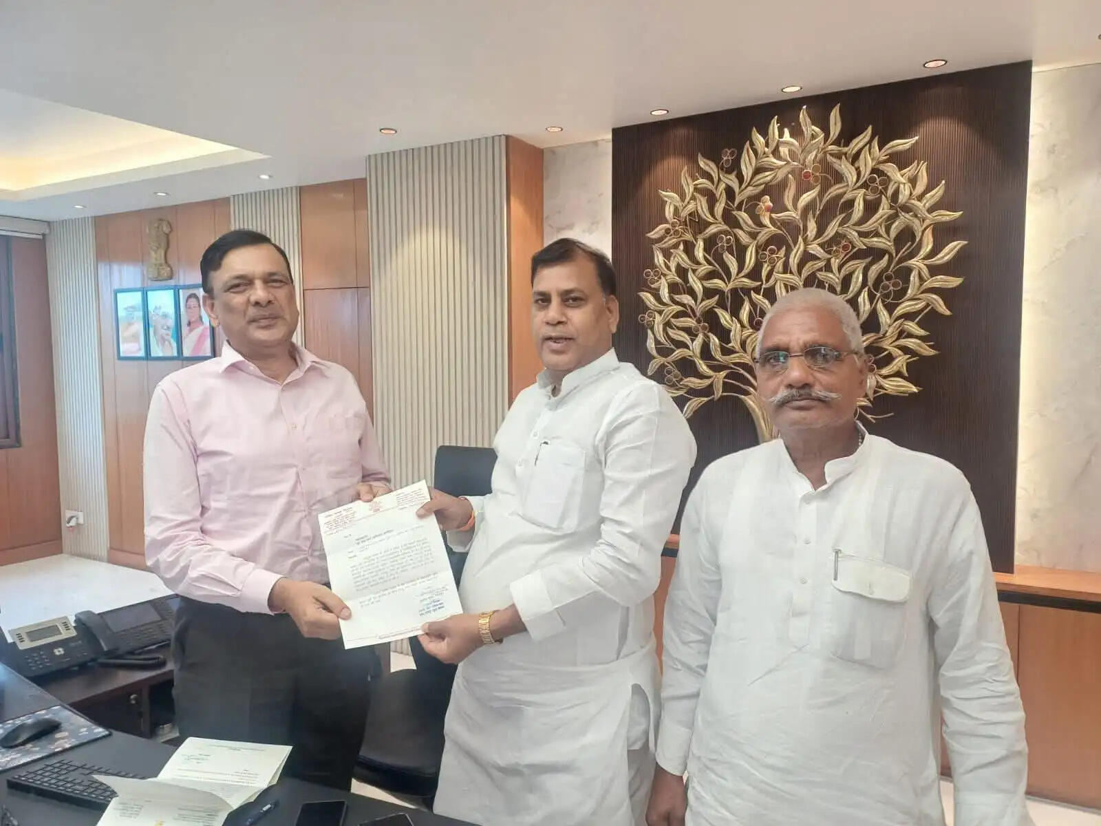 बक्सर में टाढ़ी रेलवे क्रॉसिंग जल्द चालू कराने की मांग, जीएम से मिले विधायक संतोष निराला