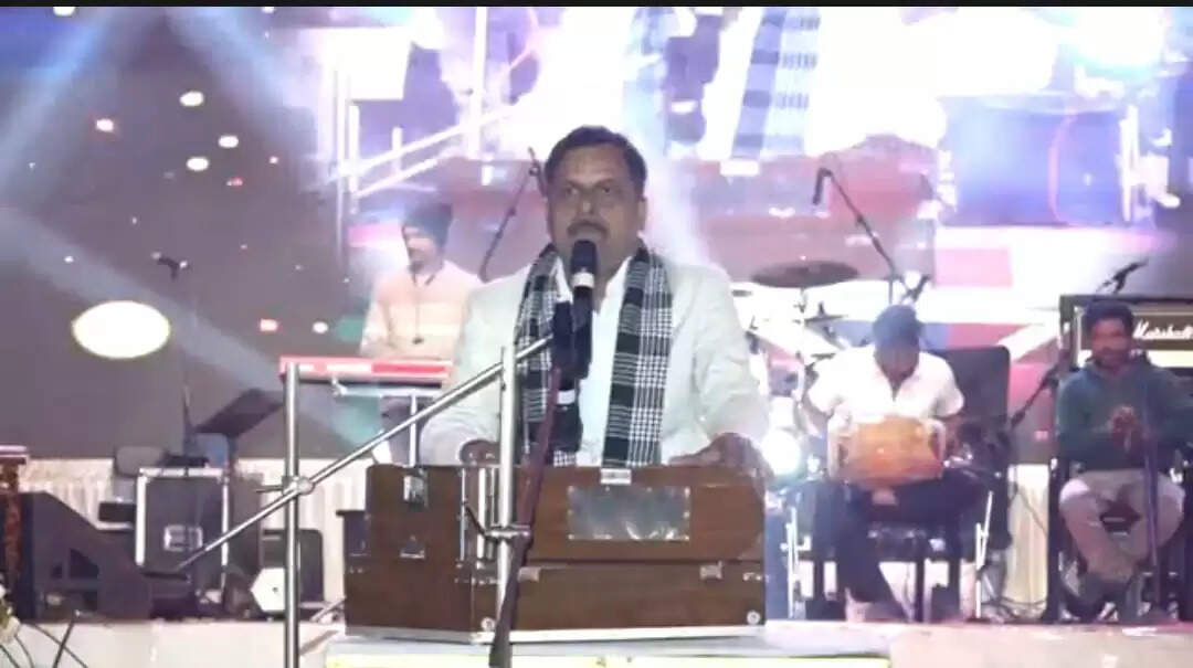 बलरामपुर : तातापानी महोत्सव में क्षेत्रीय कलाकार को मिला मंच, पवन पाण्डेय की शानदार प्रस्तुति ने लूटा दर्शकों का दिल