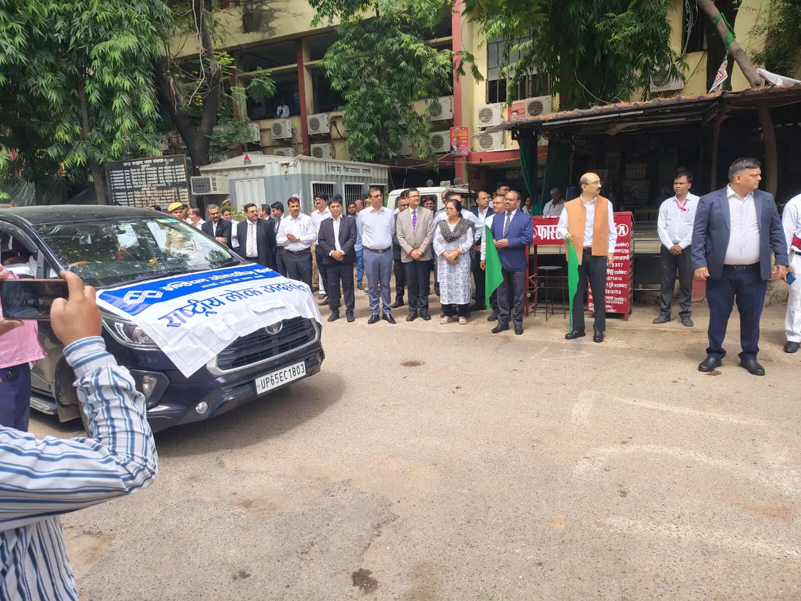 वाराणसी जिला जज ने प्रचार-प्रसार वाहनों को हरी झंडी दिखाकर किया रवाना
