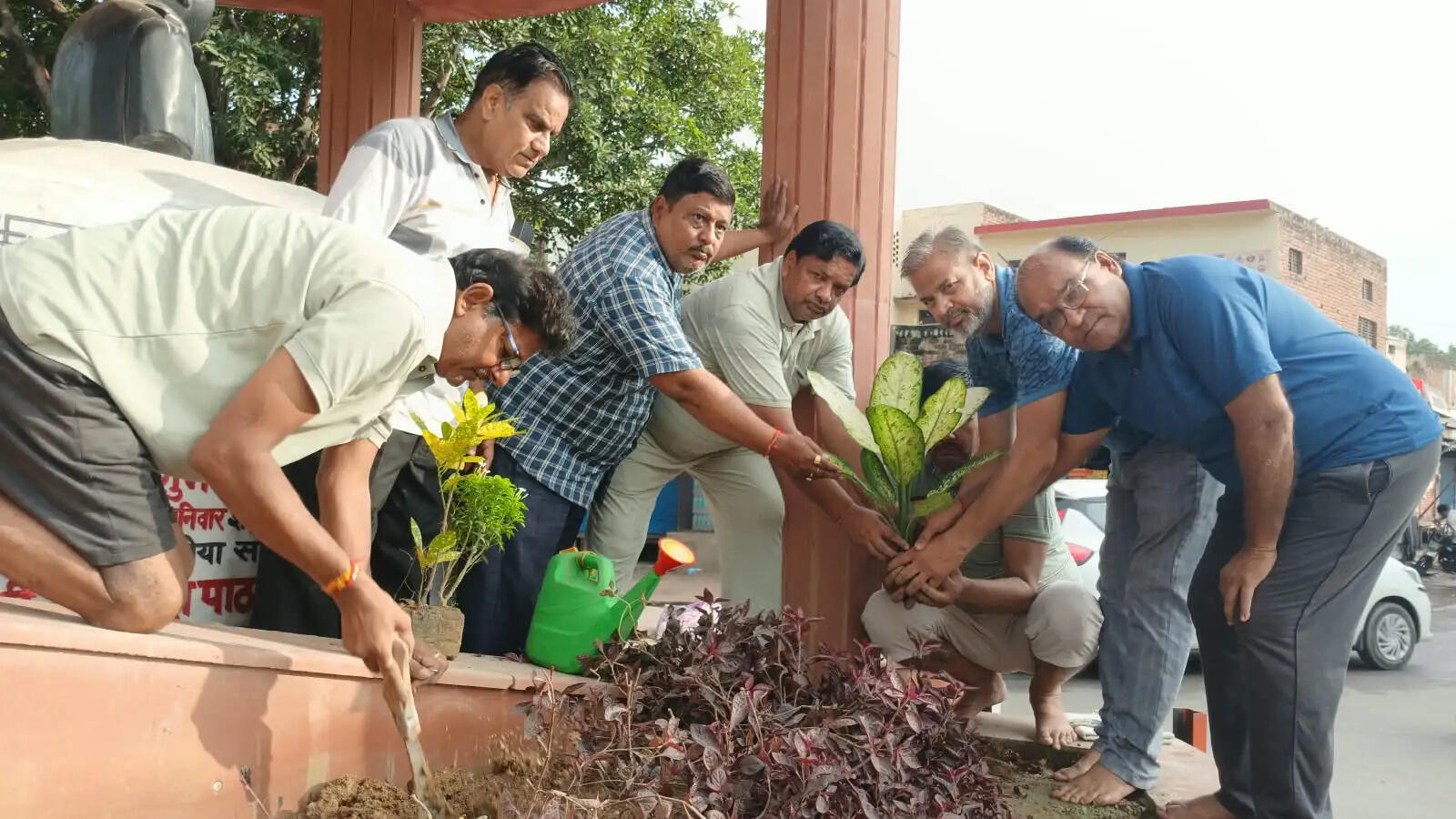 औरैया के सुभाष चौक पर पौधारोपण, रंग-बिरंगे फूलों से महकेगा ऐतिहासिक चौराहा