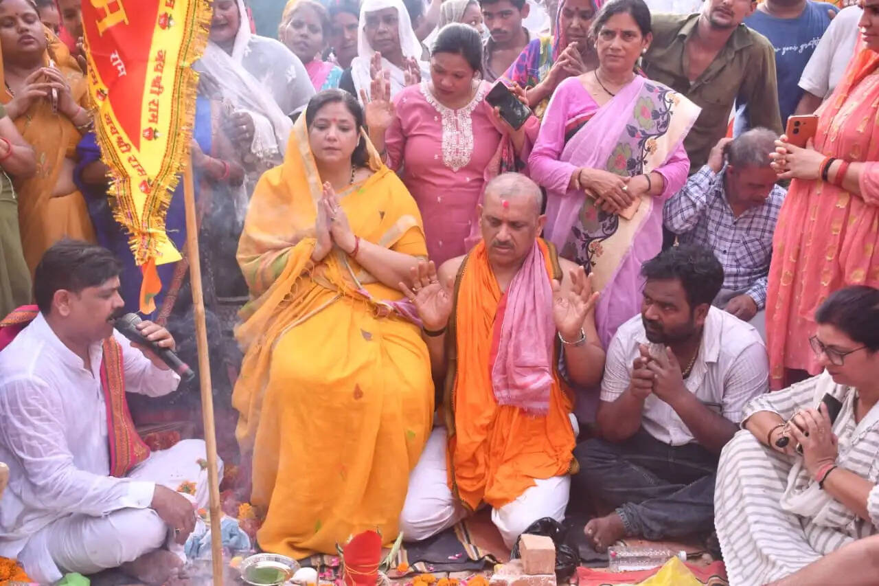 परमट प्राथमिक विद्यालय में “शिला स्थापना कार्यक्रम” कर विधायक ने पहने चप्पल