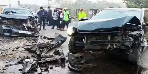 रायपुर&nbsp;के&nbsp;माेवा&nbsp;में&nbsp;&nbsp;दाे&nbsp;कार&nbsp;के&nbsp;बीच&nbsp;टक्कर,&nbsp;तीन&nbsp;गंभीर