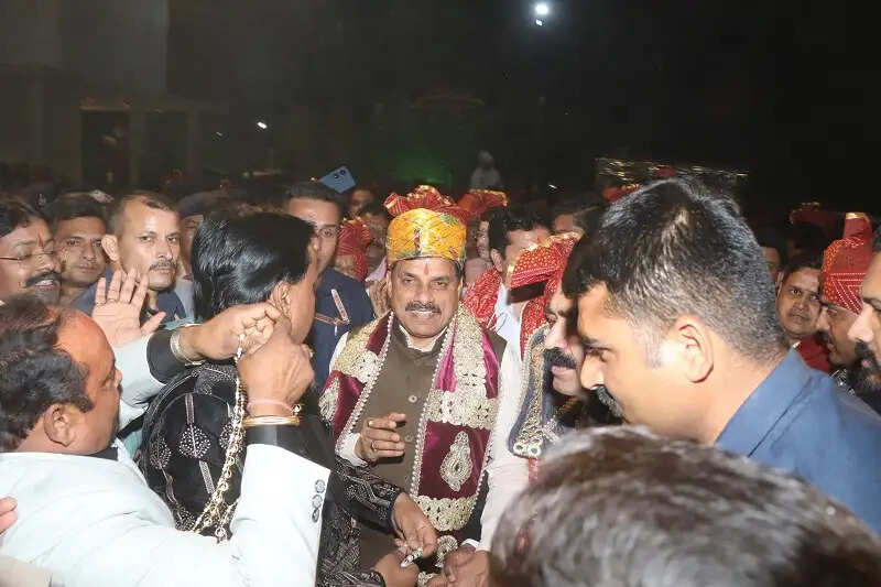इंदौर में शादी समारोह में शामिल हुए मुख्यमंत्री डॉ. यादव, नव दम्पति को दिया आशीर्वाद