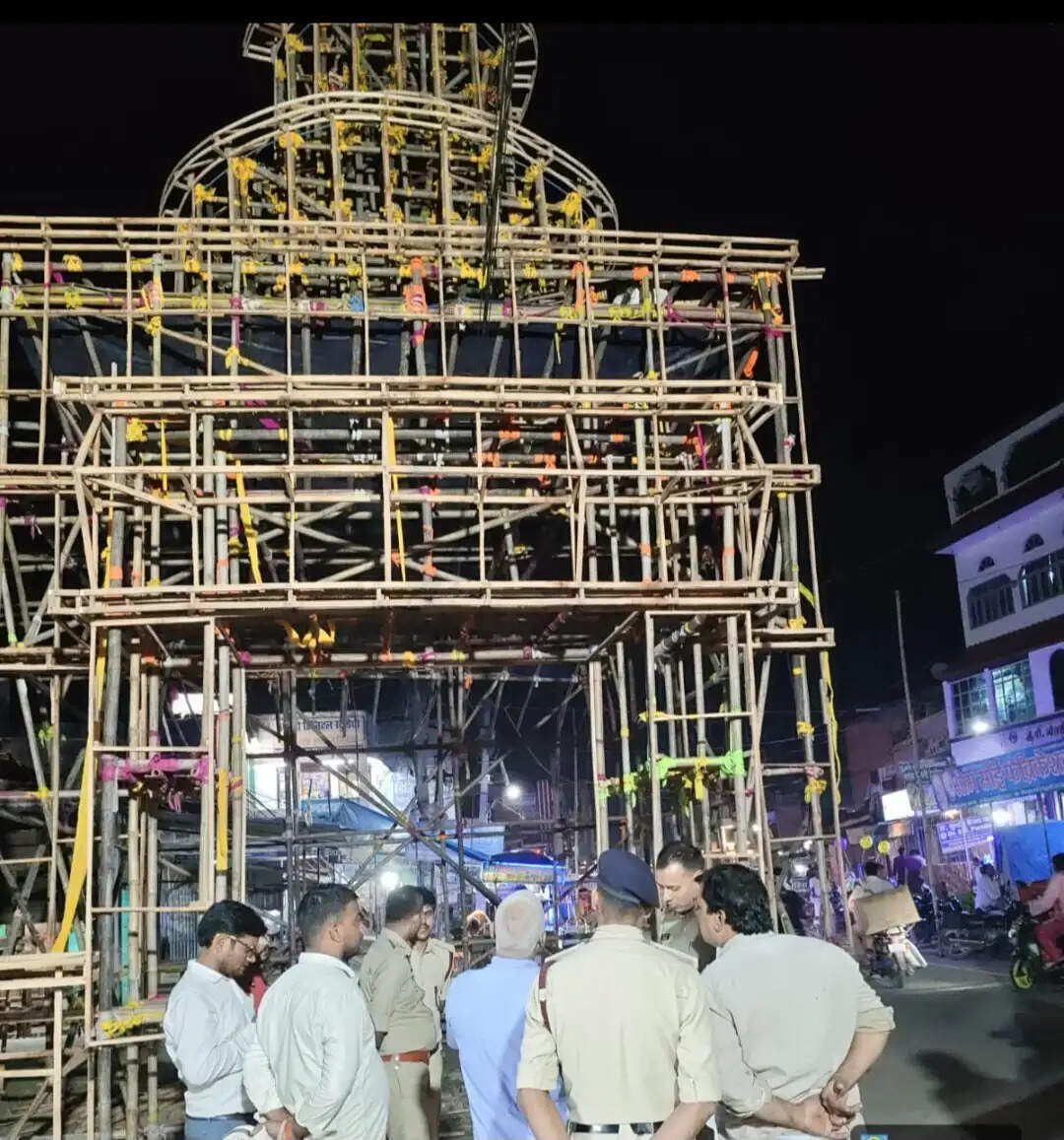 सारण में अग्निशमन एवं बिजली विभाग ने विभिन्न पूजा पंडालों में सुरक्षा मानकों का किया जांच