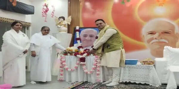 प्रजापिता ब्रह्माकुमारी ईश्वरीय विश्वविद्यालय में खेली गई होली