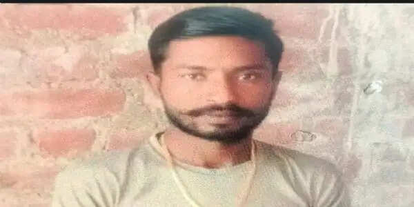 नीम के पेड़ पर लटका मिला युवक का शव, परिजनों ने जताई हत्या की आशंका