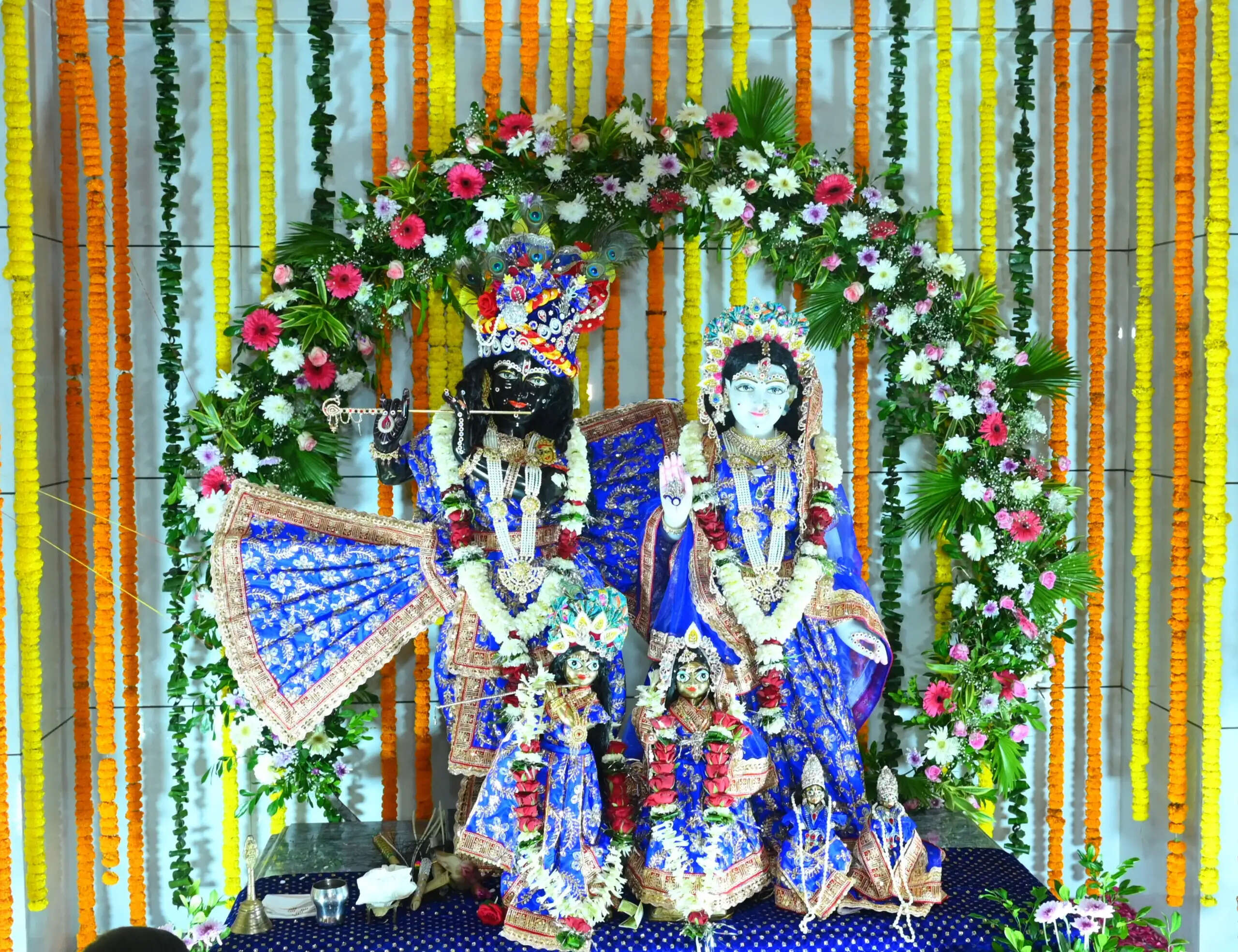 राज्यपाल रमेन डेका ने कृष्ण जन्माष्टमी के अवसर पर बांके बिहारी मंदिर में की पूजा-अर्चना