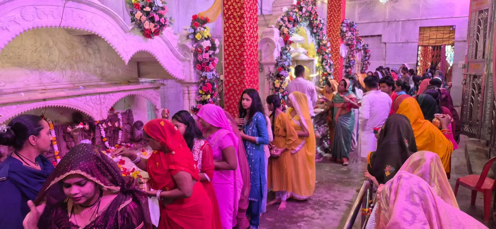 दमोह : नवरात्रि का आगाज: मंदिरों में उमड़ा श्रद्धालुओं का सैलाब, जयकारों से गूंजा शहर