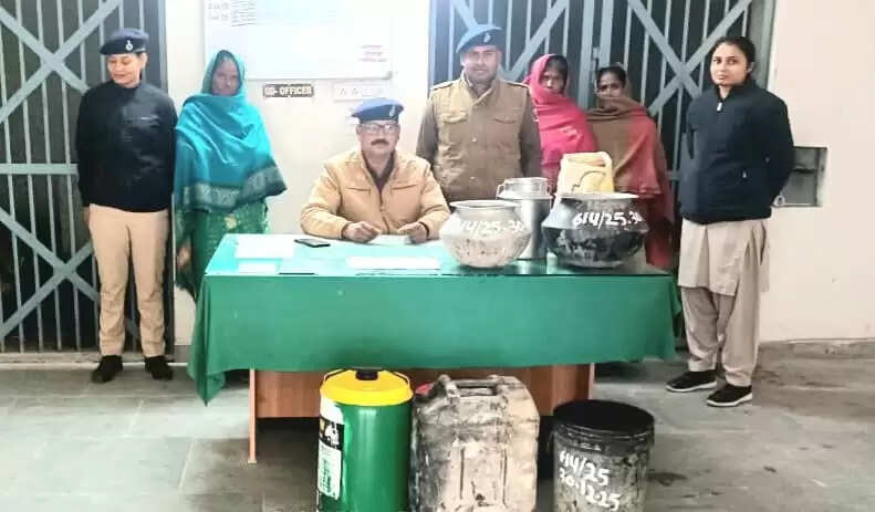 शराब के साथ तीन महिला कारोबारी गिरफ्तार
