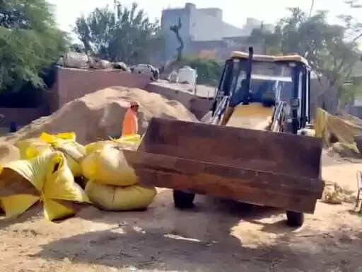 फरीदाबाद : अवैध अतिक्रमण पर निगम ने चलाया पीला पंजा