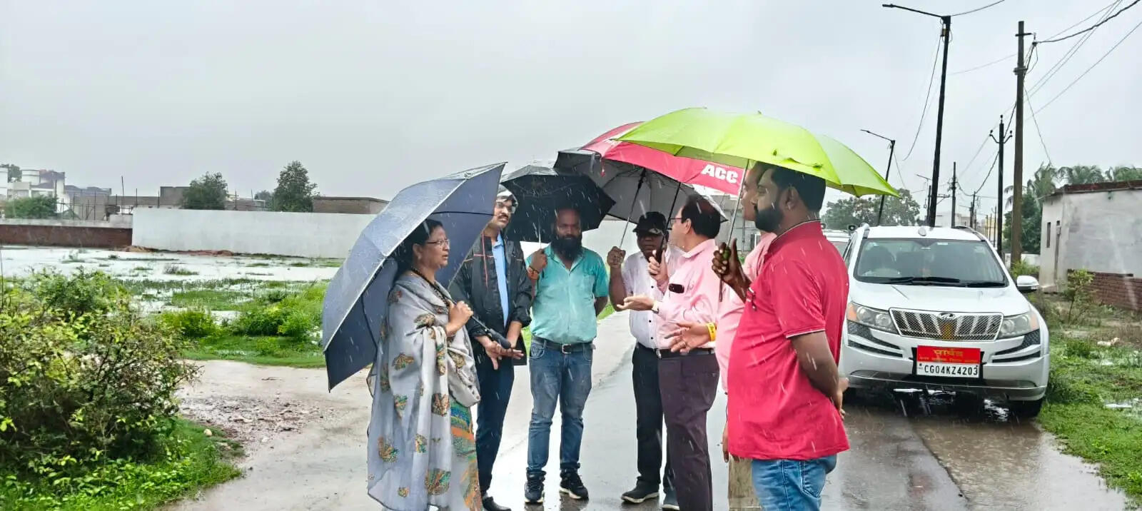 महापौर ने जलभराव प्रभावित इलाकों का किया दौरा, मौके पर कराई पानी की निकासी