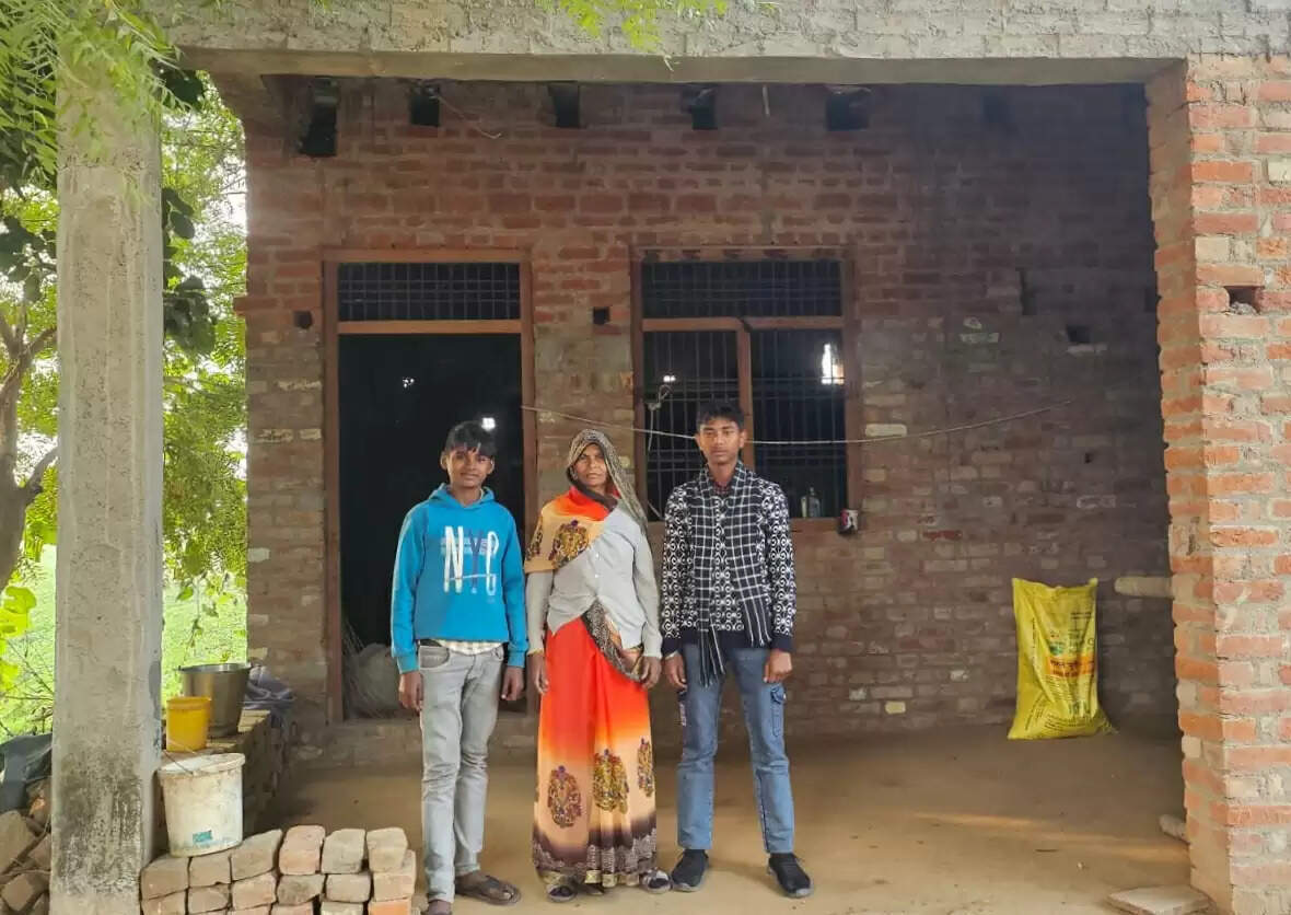 संकट में सहारा बनी योगी सरकार, झुग्गी से पक्के मकान में पहुंची माया देवी, चेहरे पर आई खुशी