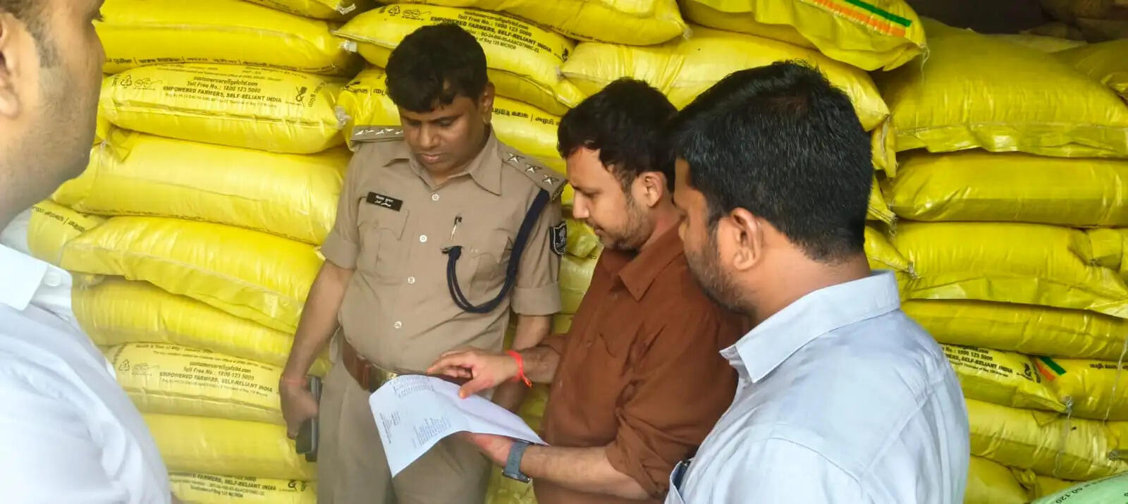 खाद व गैस एजेंसियों पर प्रशासन सख्त, एसडीएम-एसडीपीओ का संयुक्त निरीक्षण