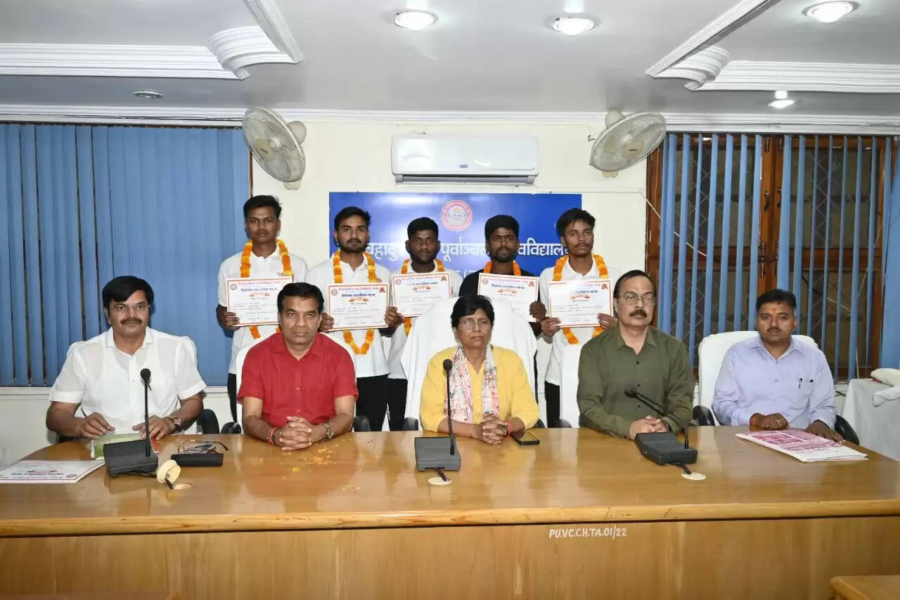 तिरंगा यात्रा में शामिल विद्यार्थियों को कुलपति ने किया सम्मानित