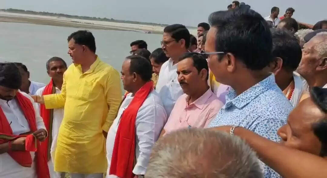 रानी दियारा और टपुआ दियारा में गंगा नदी का कटाव जारी, एमएलसी ने लिया जायजा