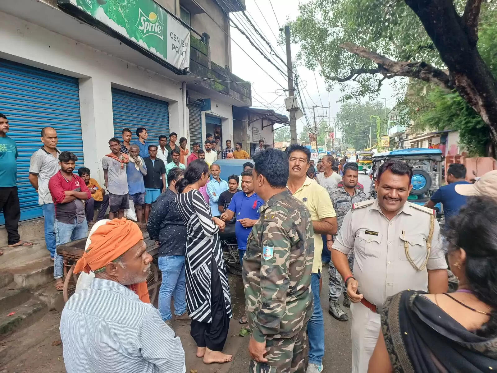 नेग में नहीं मिले मुंहमांगे पैसे तो अर्धनग्न हुए किन्नर, सड़क पर मची रही अफरा तफरी