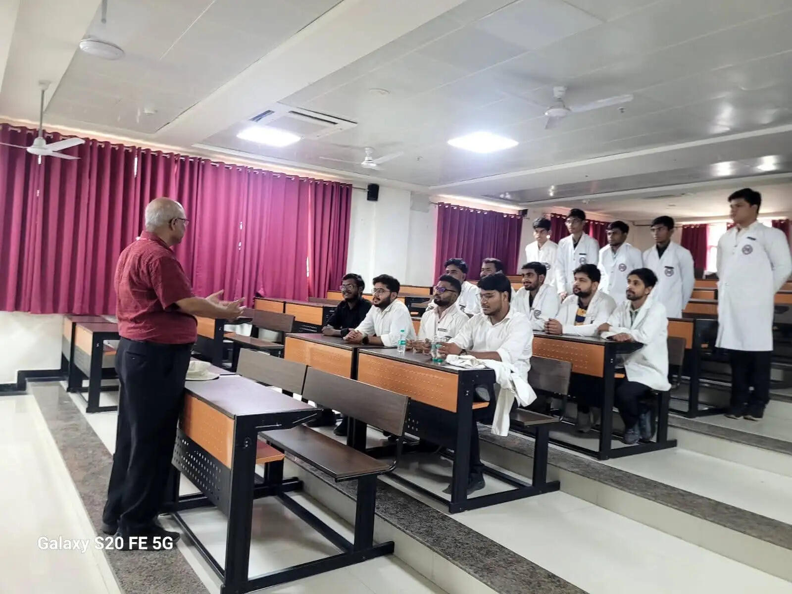 एमबीबीएस छात्रों के लिए स्ट्रेस मैनेजमेंट विषय पर प्रेरक व्याख्यान का किया आयोजन