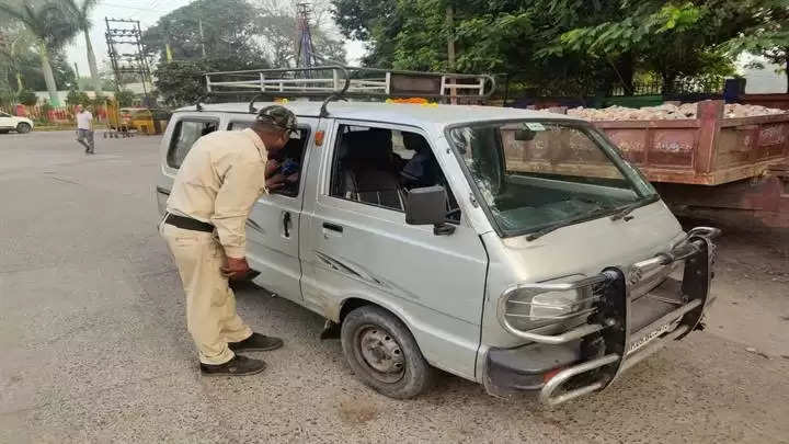 इंदौरः आरटीओ द्वारा तीन स्कूली वाहन जब्त, अन्य वाहनों पर कार्यवाही कर वसूला 45 हजार रुपये जुर्माना