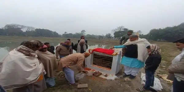 विधायक ने किया खम्हार पोखर में नवनिर्मित सीढ़ी का उद्घाटन