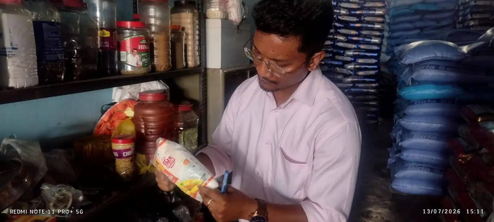 बाजार समिति में बिक रहा नकली सरसों तेल, भारी मात्रा में सामान जब्त