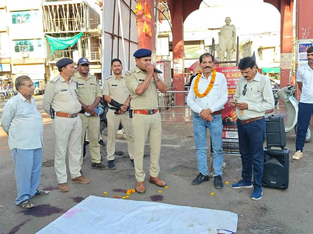 अशोकनगर: सडक़ पर एक्टिंग देख थमी राहगीरों की रफ्तार, जब पुलिस ने बताया-एक घंटे में कैसे बचती है जान