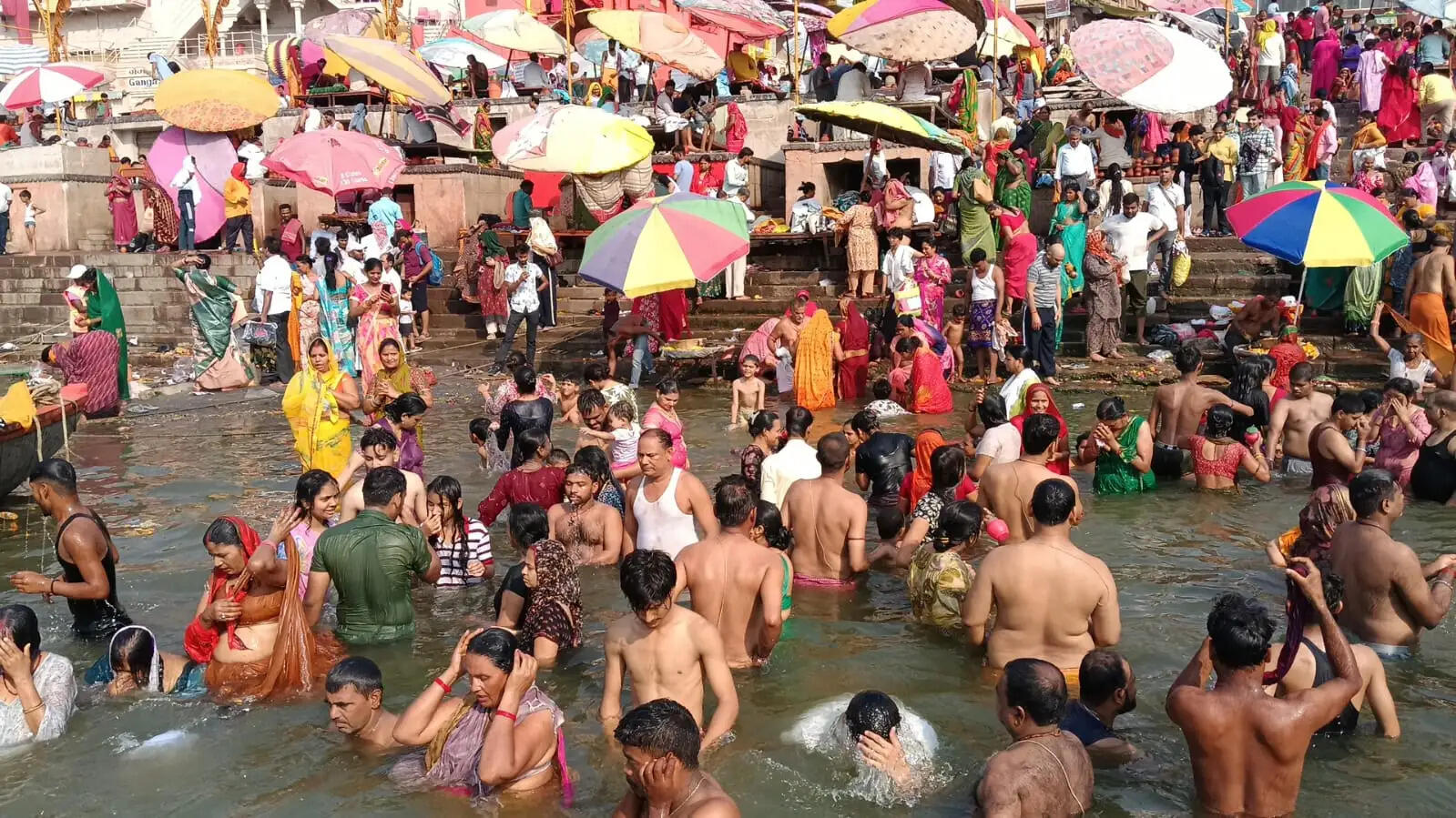 निर्जला एकादशी पर काशी में लाखों श्रद्धालुओं ने पवित्र गंगा में लंगाई आस्था की डुबकी,किया दानपुण्य